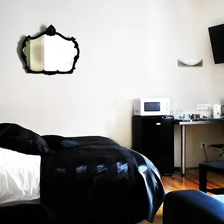 Louvre Bed & Breakfast Lens