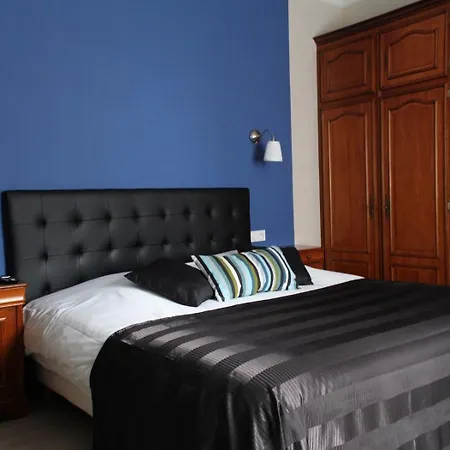 Louvre Bed & Breakfast Lens
